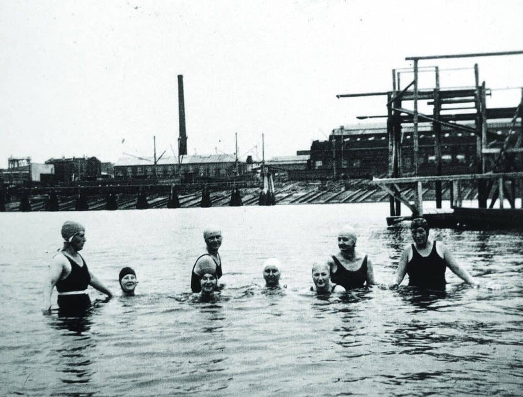 Historic black-and-white photo: people swimming in the Weser river – a glimpse into Bremen’s waterfront history near the Überseeinsel