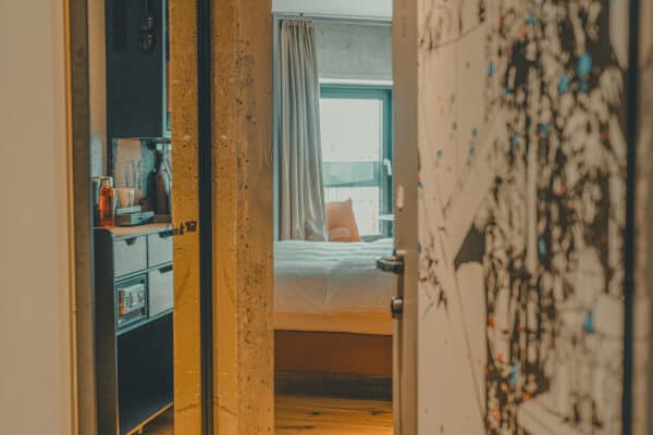 Looking into the Lütt Stuuv from the corridor – smart room layout and modern interior design at John & Will Bremen