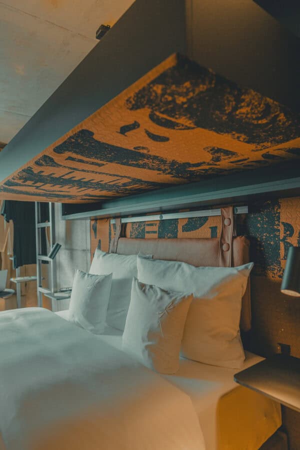 Compact Lütt Stuuv featuring a bunk above the main bed – sustainable silo-style hotel room for up to three guests