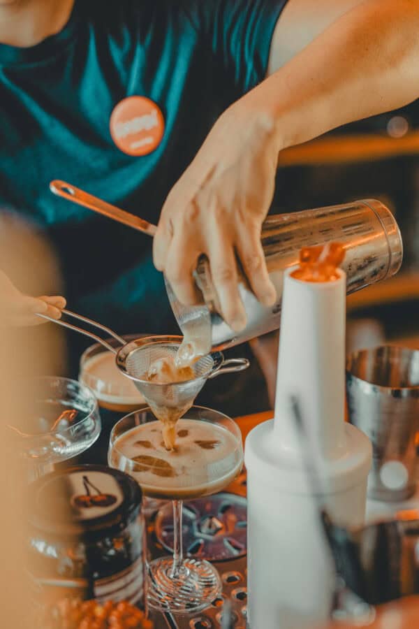 Bartender mixing an Espresso Martini at the 24/7 Barception of the John & Will Hotel Bremen an stylish bar with a sustainable concept and relaxed atmosphere.
