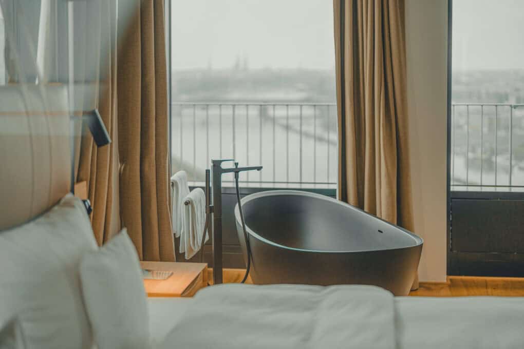 Toorn Stuuv at John & Will Bremen with a freestanding bathtub next to the double bed, an design suite with a unique layout