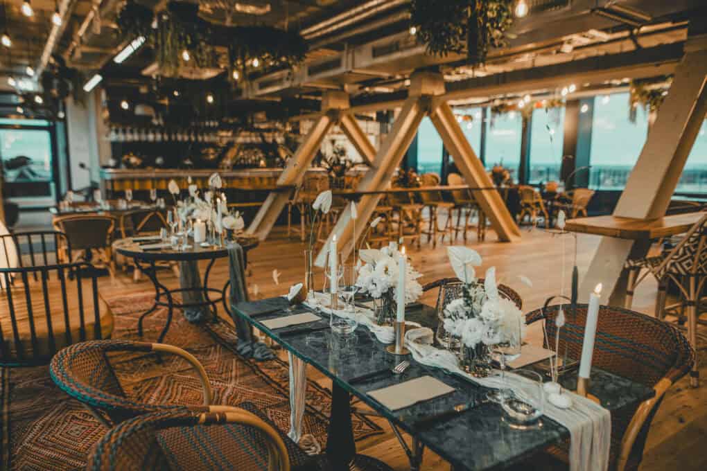 Stylish wedding setup in the Dachstuuv at sunset – atmospheric celebration space at John & Will Bremen