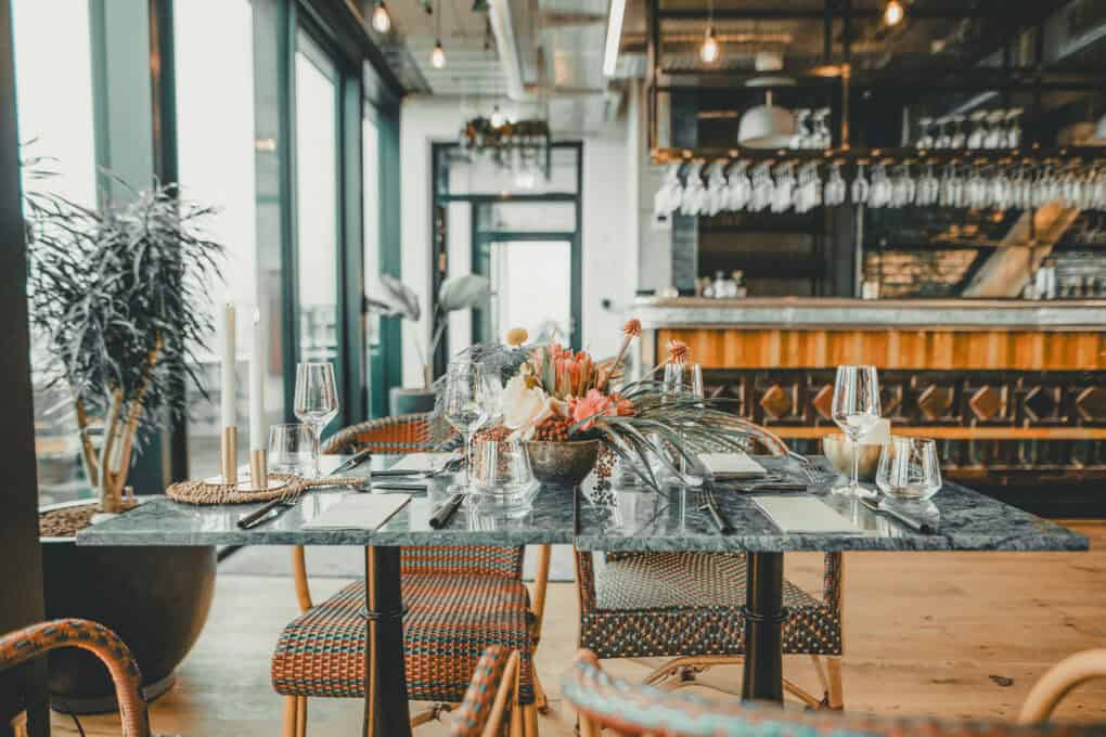 Elegant wedding table setup in the Dachstuuv at John & Will Bremen with a view over the city
