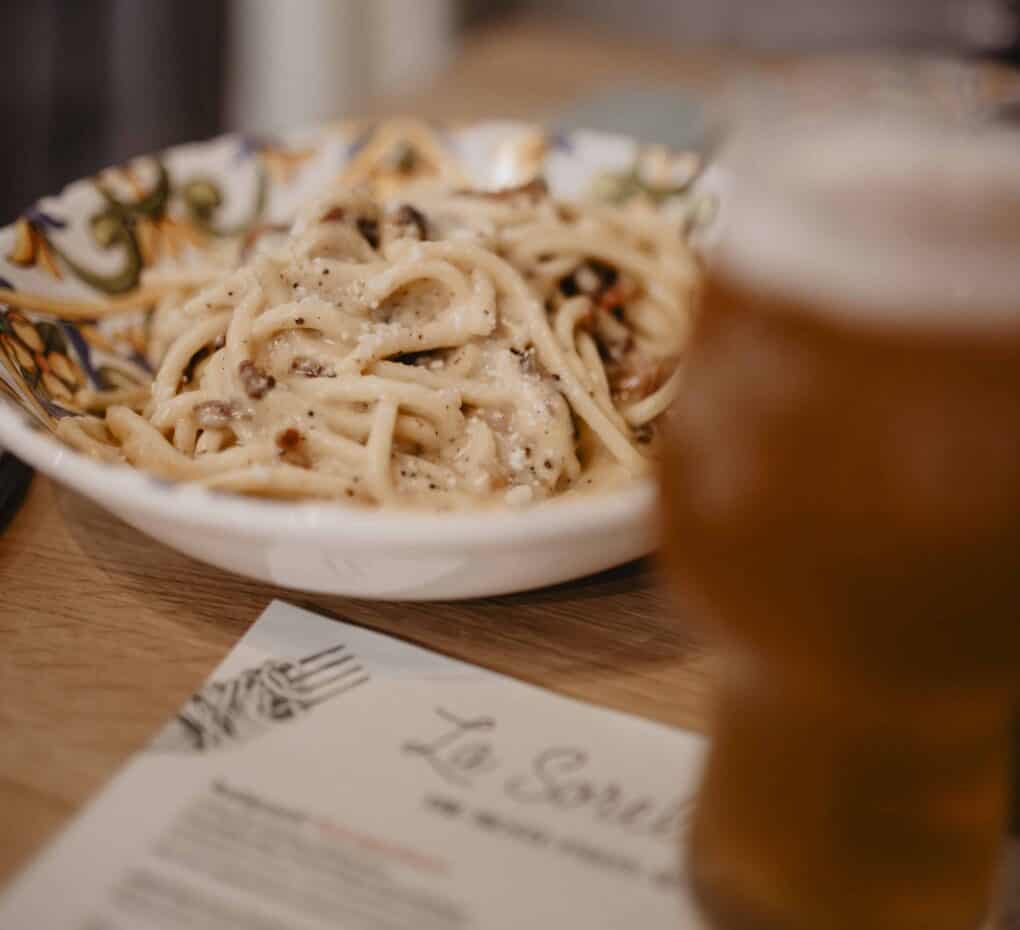 Photo of a plate of pasta and a glass of beer at the restaurant La Sorella di Manu