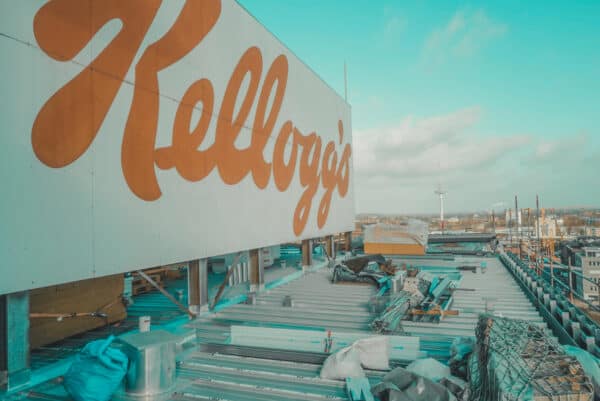 Weithin sichtbares, ikonisches Kellogg-Schild auf dem Dach des John & Will Hotels in Bremen