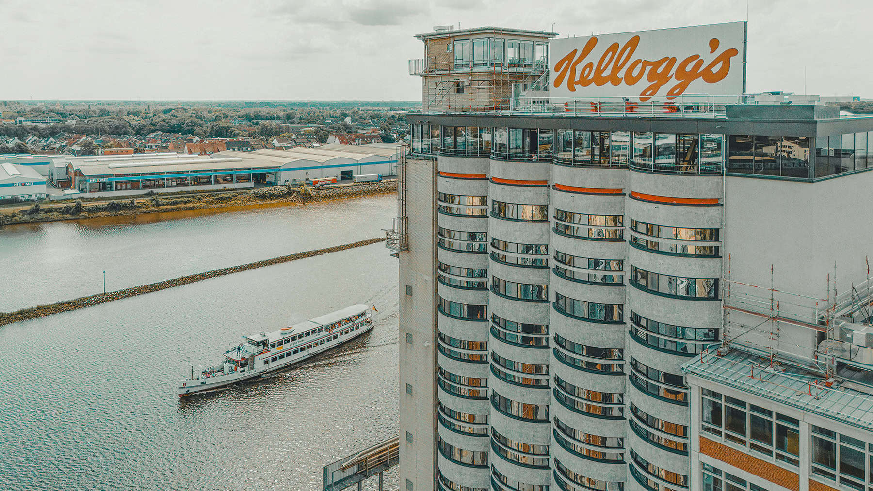 Nachhaltiges Designhotel John & Will in Bremen direkt an der Weser im umgebauten Getreidesilo mit runden Zimmern und Flussblick