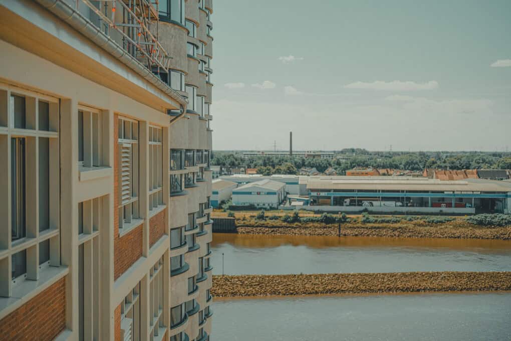 Ansicht des John & Will Silo-Hotels direkt an der Weser auf der Bremer Überseeinsel