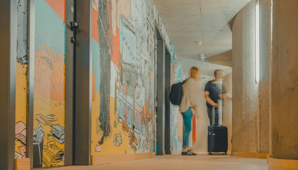 Kunstvoll gestalteter Flur im John & Will Designhotel – Wanddesign von Johann Büsen auf der Bremer Überseeinsel