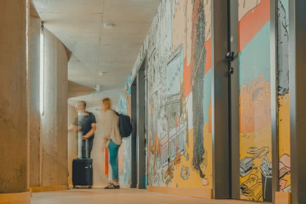 Kunstvoll gestalteter Flur im John & Will Designhotel – Wanddesign von Johann Büsen auf der Bremer Überseeinsel