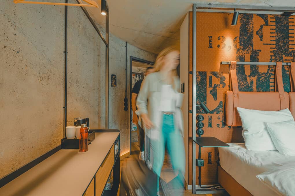 Personen in der Unschärfe beim Betreten ihres Hotelzimmers im John & Will Bremen – ankommen im nachhaltigen Designhotel