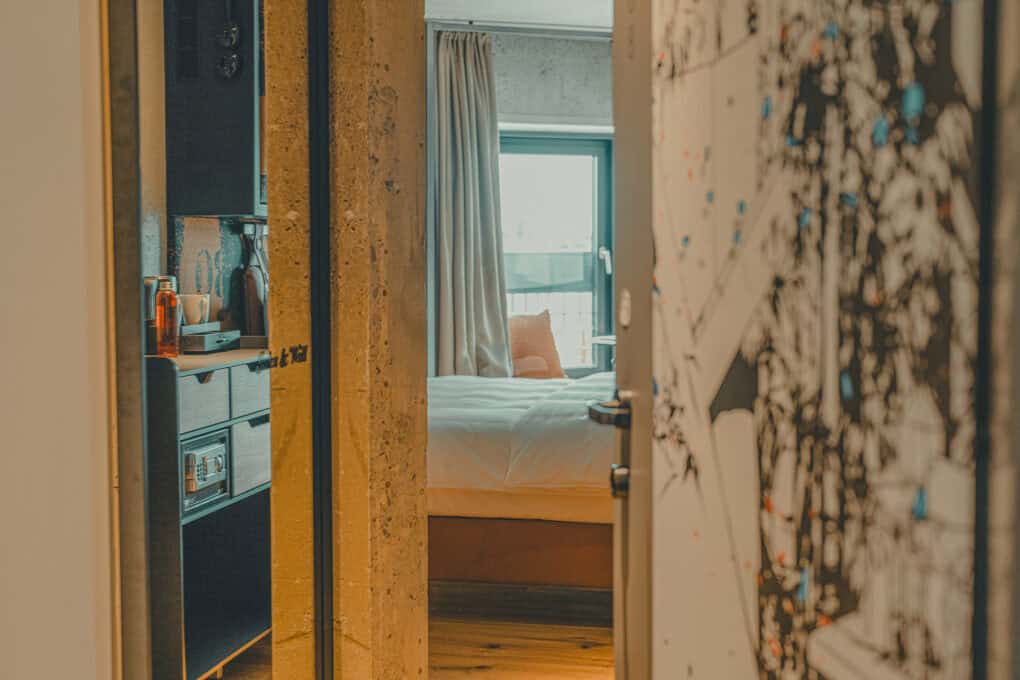 Einblick vom Hotelflur in die Lütt Stuuv – durchdachtes Raumkonzept und modernes Design im John & Will Bremen