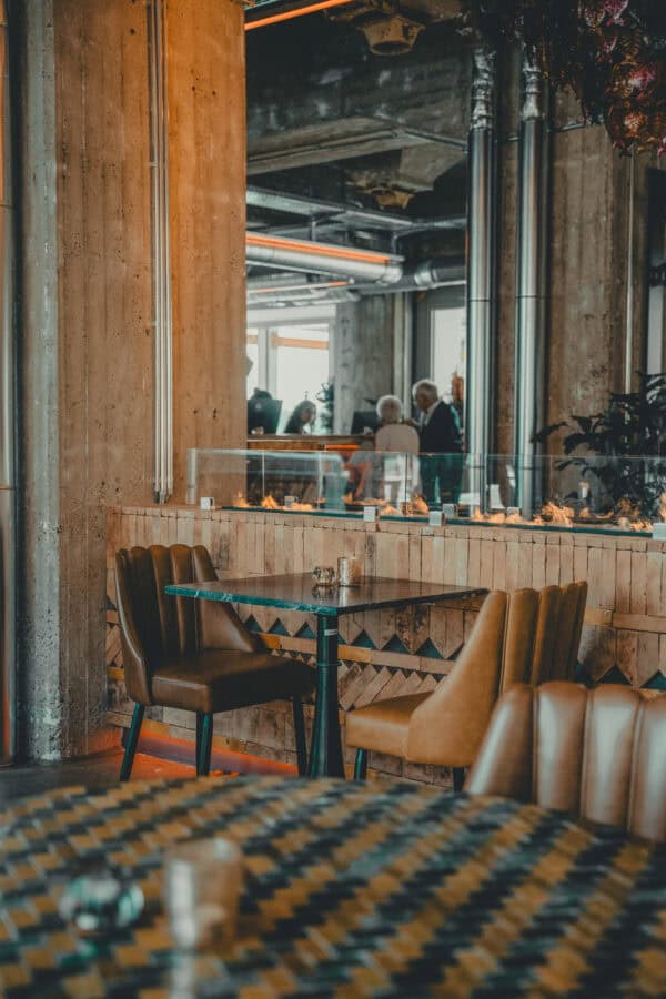 Barception im John & Will Hotel mit Wasserkamin, Sichtbeton und offenen Rohren – gemütliches Design im ehemaligen Silo