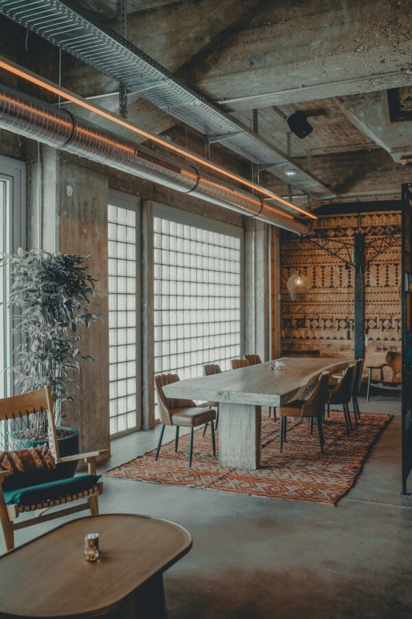Barception im John & Will Bremen mit langer Tafel – ideal für gemeinsame Abende, Coworking oder entspannte Runden
