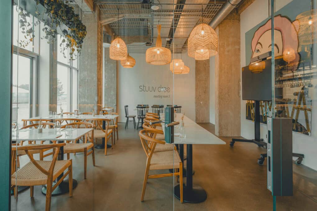 Stuuv Dree im Erdgeschoss des John & Will Hotels Bremen – Meetingraum für kleinere Besprechungen, Workshops oder kreative Arbeit in stilvollem Design