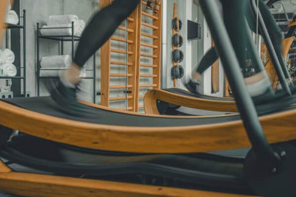 Nahaufnahme der Laufbänder im Fitnessbereich des John & Will Hotels in Bremen – moderne Trainingsgeräte für effektives Cardio-Workout.