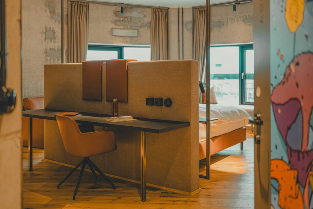 Best Stuuv im John & Will Hotel Bremen – rundes Silo-Zimmer mit Doppelbett und Schreibtisch auf 30 m²