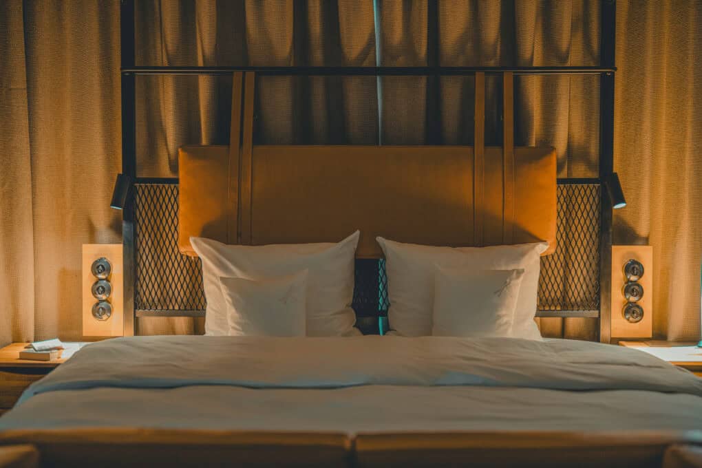 Doppelbett der Best Stuuv Zimmer des John & Will Hotles- Warme einladende Industrielle Ästhetik auf 30 Quadratmetern