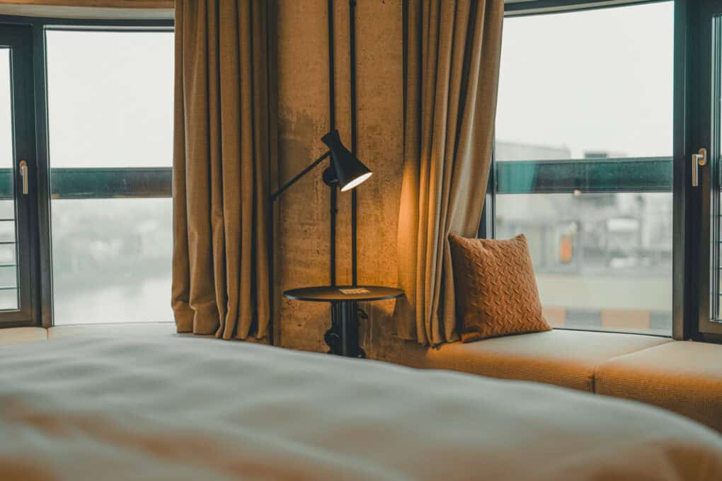 Sitzbank am Fenster der Best Stuuv Zimmer des John & WIll Hotels, mit warmer einladenden Industrielle Ästhetik auf 30 Quadratmetern