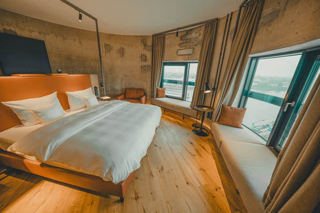 Zimmer-Übersicht der Best Stuuv Zimmer des John & Will Silo-Hotels, wo jeden eine warme einladende Industrielle Ästhetik auf 30 Quadratmetern erwartet