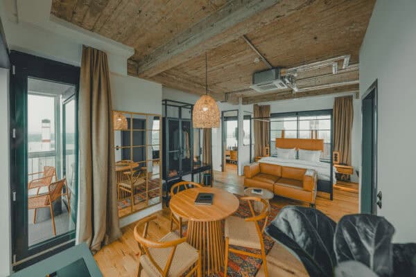 Toorn Stuuv im John & Will Hotel Bremen – großzügige Suite mit Doppelbett, Sofa und Esstisch auf 42 m² mit Design und Komfort über den Dächern der Stadt