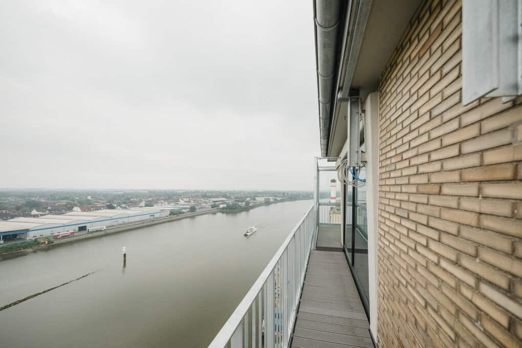 Toorn Stuuv mit eigenem Balkon über der Weser – 42 m² große Designsuite im John & Will Bremen mit Aussicht und Privatsphäre