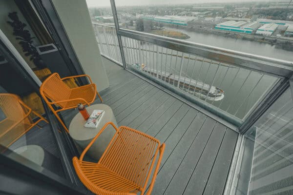 Tisch und Stühle auf dem privaten Balkon der Toorn Stuuv im John & Will Hotel Bremen – exklusive Suite mit direktem Weserblick