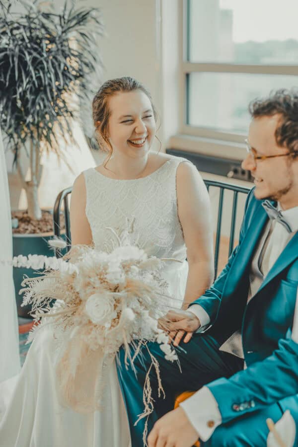 Lachendes Hochzeitspaar im John & Will Bremen – persönliche und ungezwungene Feier in stilvollem Ambiente