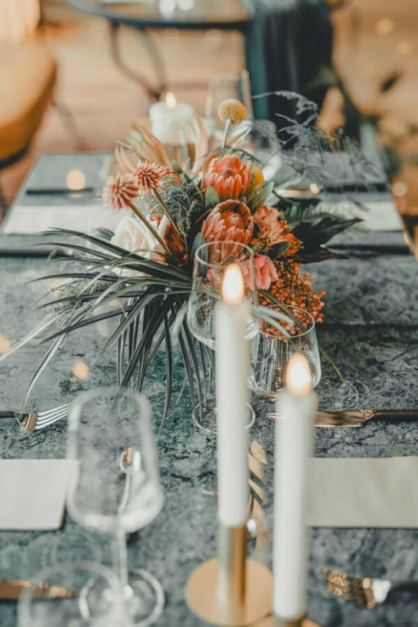 Romantische Tischdeko mit Kerzenlicht und floralen Arrangements – Hochzeit im John & Will Bremen