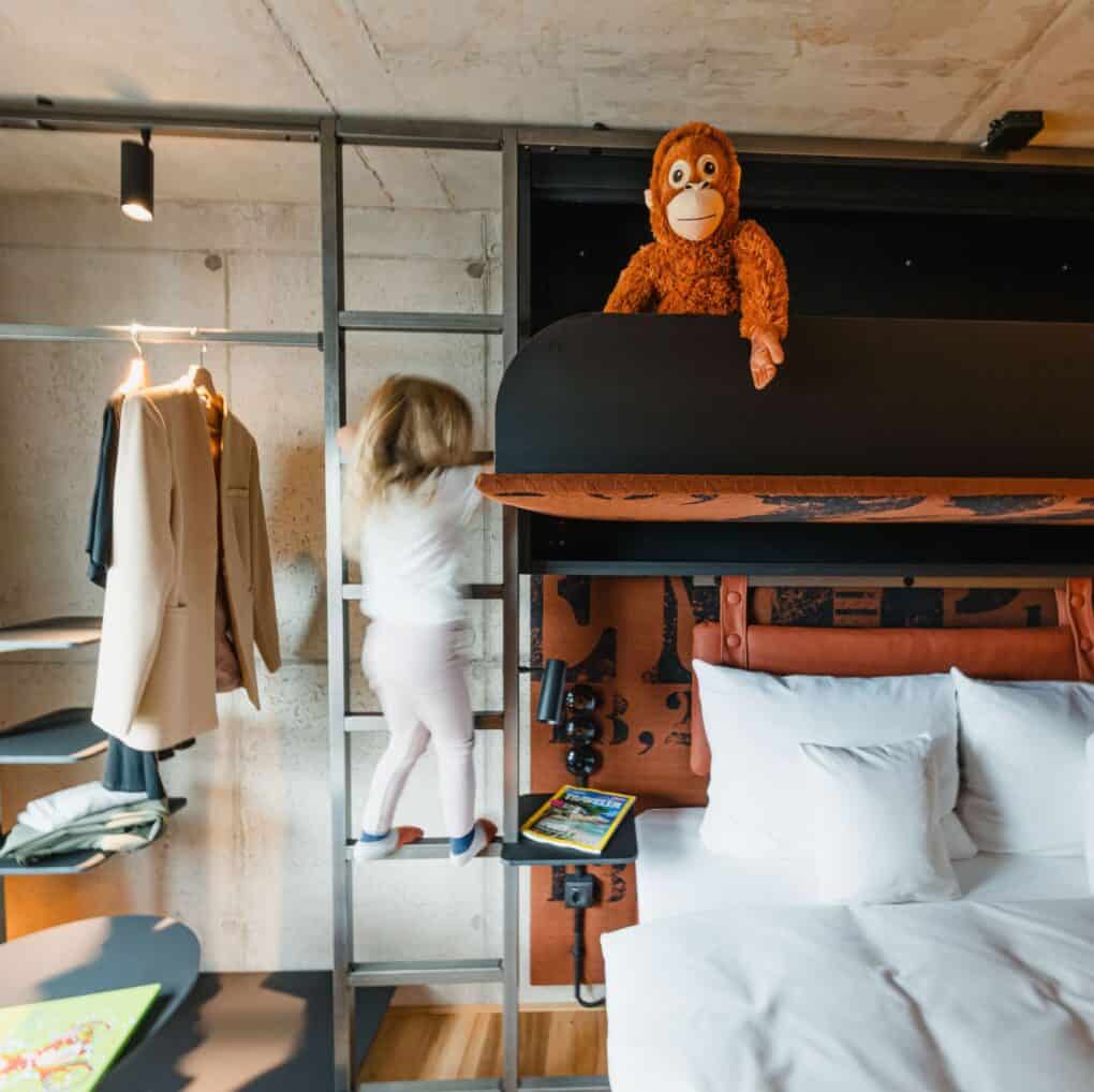 Kind+Kuscheltier in der Lütt Stuuv